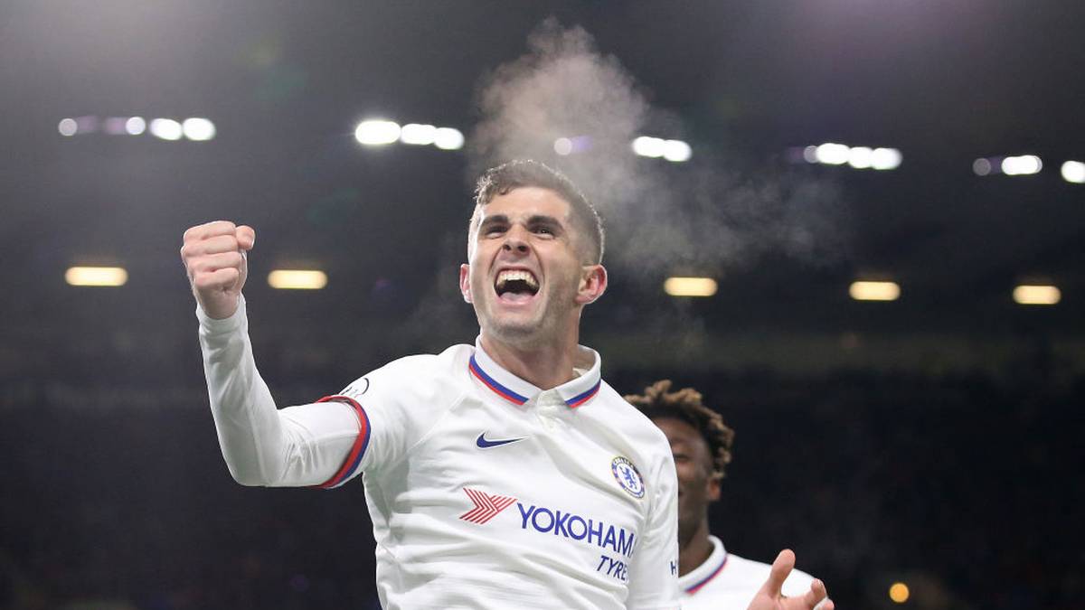 Die Chance nutzt der 21-Jährige mit seinen ersten drei Toren eindrucksvoll - mit rechts, mit links und mit dem Kopf. Das nennt man mal vielseitig