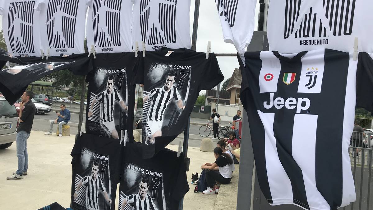 Ein Shirt für Erwachsene kostet stolze 104,95€. Schon am ersten Tag wurden dennoch 520.000 Stück verkauft