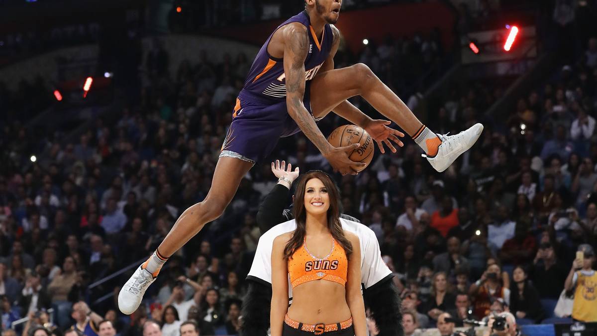 Jones Jr. erreicht souverän das Finale. In diesem scheitert er allerdings mit seinem ersten Dunk, bei dem er über drei Leute fliegen und per Between-the-Legs-Dunk abschließen will