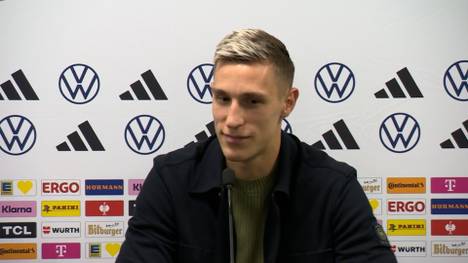 Auf der Pressekonferenz vor dem Spiel gegen Nord-Irland wird Nico Schlotterbeck auf das scheinbare Interesse der Münchner angesprochen. Ein klares Dementi gibt es vom Nationalspieler allerdings nicht. 