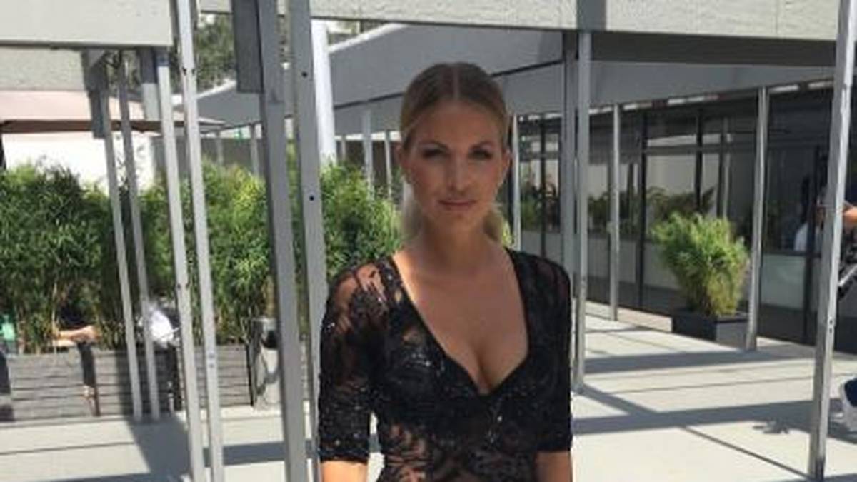 Ina Aogo besucht die Berliner Fashion Week und glänzt in einem schwarzen Spitzen-Einteiler