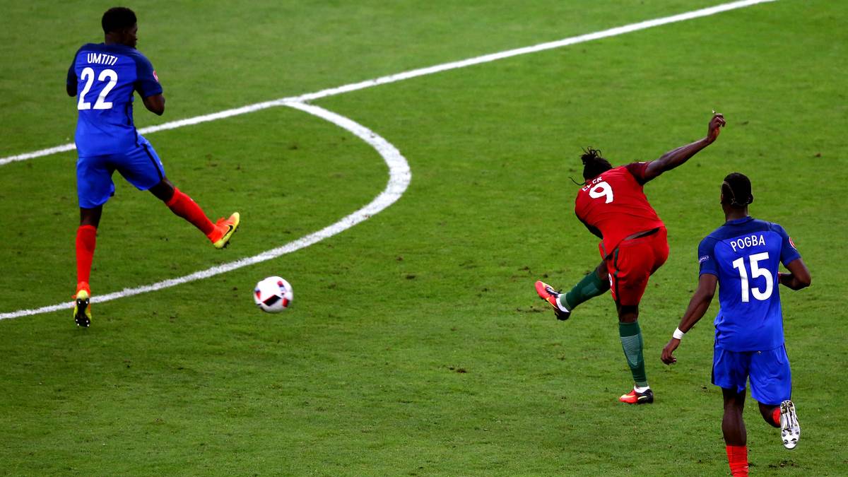 In der 109. Minute fällt dann das Tor des Tages: Eder (M.) erzielt es mit einem satten Distanzschuss