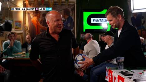 Die Fantalk-Runde ist sich bei der Elfmeterentscheidung gegen den FC Bayern unschlüssig. Insbesondere Peter Neururer argumentiert fleißig gegen den Pfiff.