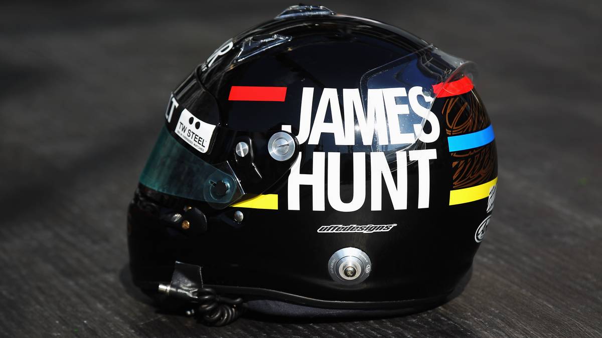 Kimi Räikkönen: (2012, GP von Monaco): Immer wieder wählen die Piloten ihre Helmdesigns als Hommage an große Fahrer vergangener Tage. Kimi Räikkönen ist 2012 in Monaco beispielsweise mit einem Replikat von James Hunt unterwegs...