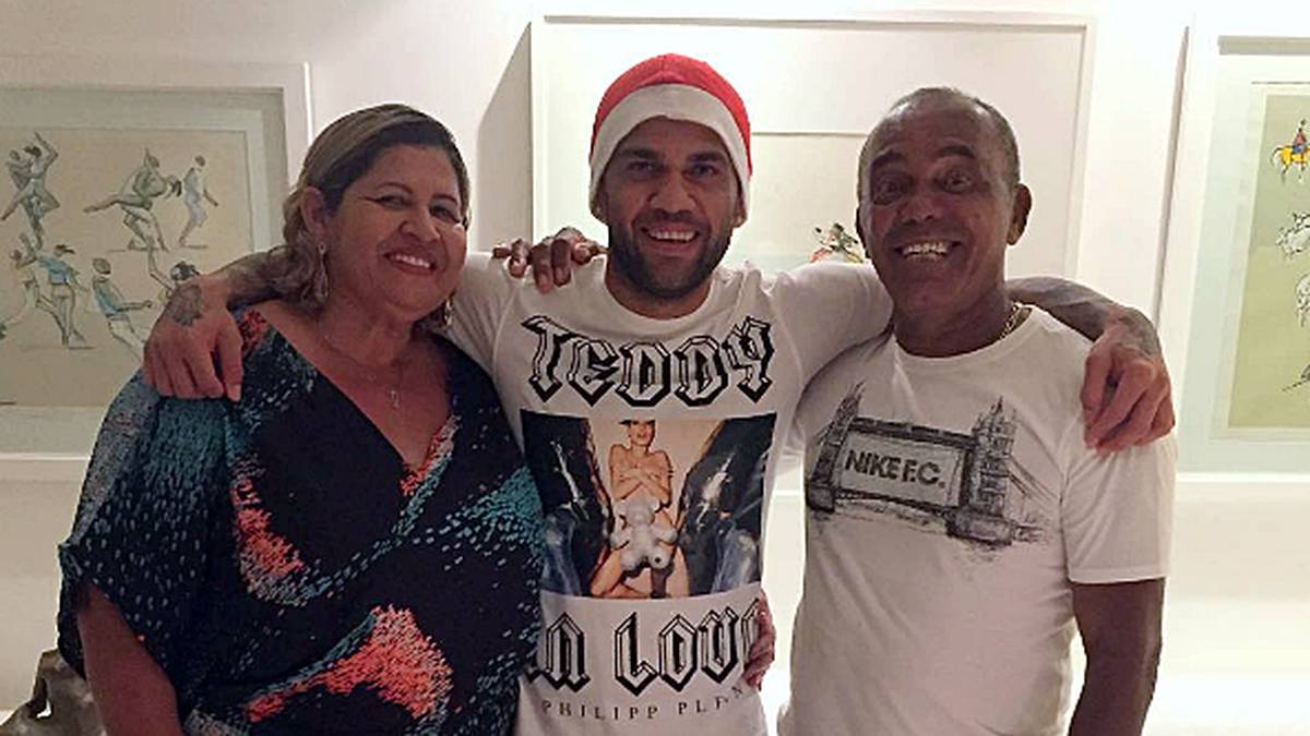 Kann man mal machen, wenn man Mama zum Fest besucht: Weihnachtsmütze, kurze Hose und nackte Mädels auf dem Shirt