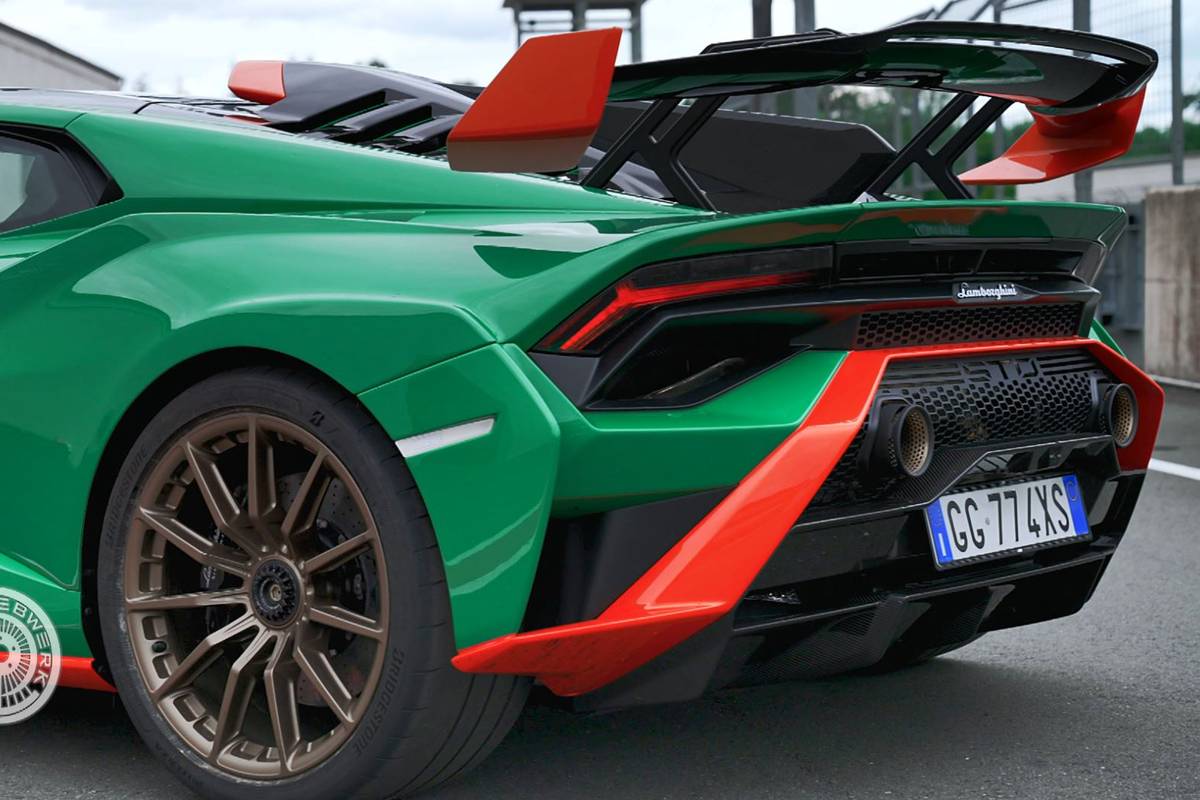 Wenn sich eine Sportwagen-Marke bei einem Fahrzeug auf die Konzentration des Know-Hows aus dem Motorsport beruft, dann kann dabei nur ein Supersportwagen mit Straßenzulassung herauskommen, wie der Lamborghini Huracan STO. Wie sich 640 PS und 565 Newtonmeter Drehmoment auf dem Bilster Berg anfühlen, wird Tim Schrick für „Triebwerk“ herausfinden. 
Und Kompaktklasse-Kombis wie der neue Astra ST stemmen sich gegen den SUV-Boom und bieten clevere Alternativen. Im Erstkontakt muss sich der neue Opel Astra ST bei „Triebwerk“ beweisen.