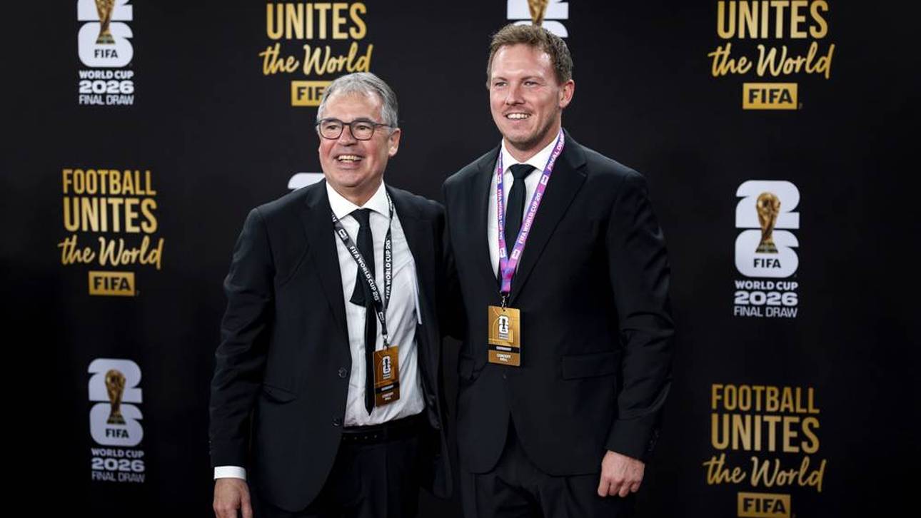 Julian Nagelsmann (r.) und Andreas Rettig bei der WM-Auslosung 