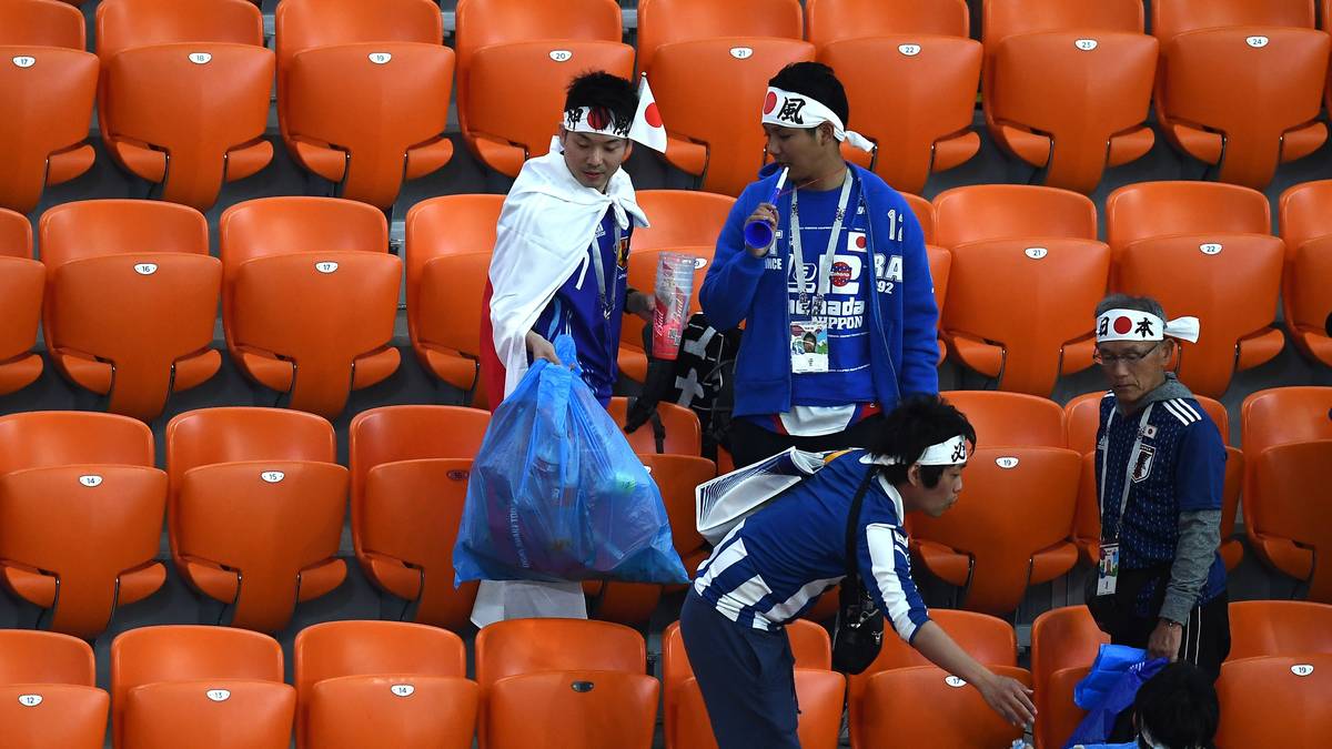Für einen besonders glänzenden Moment sorgten unter anderem die Fans aus Japan und Senegal. Nach den Partien ihrer Teams räumten die beiden Fanlager ihre Ränge auf und putzen die Tribünen.  