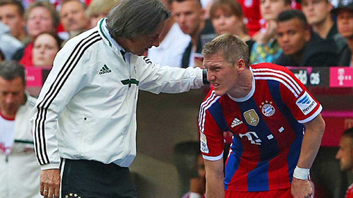 Auch am Tag der Meisterparty 2013/14 muss er vorzeitig vom Feld. Die Reizung der Patellasehne setzt ihm bereits im Sommer gehörig zu. Es ist eine Verletzung, die für Abnutzungserscheinung bei Dauerbelastung steht. Auch beim Pokalsieg gegen Borussia Dortmund muss er passen. Bayern-Arzt Dr. Hans-Wilhelm Müller-Wohlfarth (l.) ist längst sein ständiger Begleiter