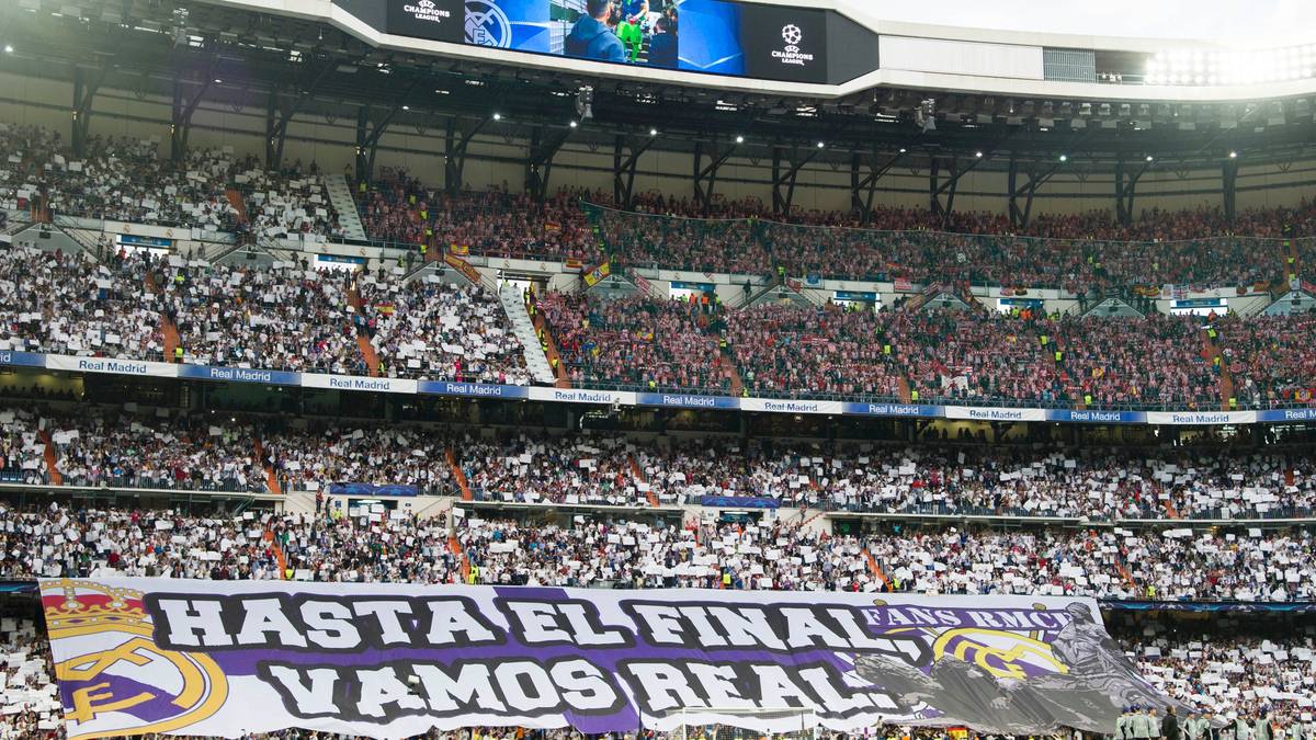Beim Einlaufen der Teams beeindrucken die Real-Fans mit einer atemberaubenden Choreographie