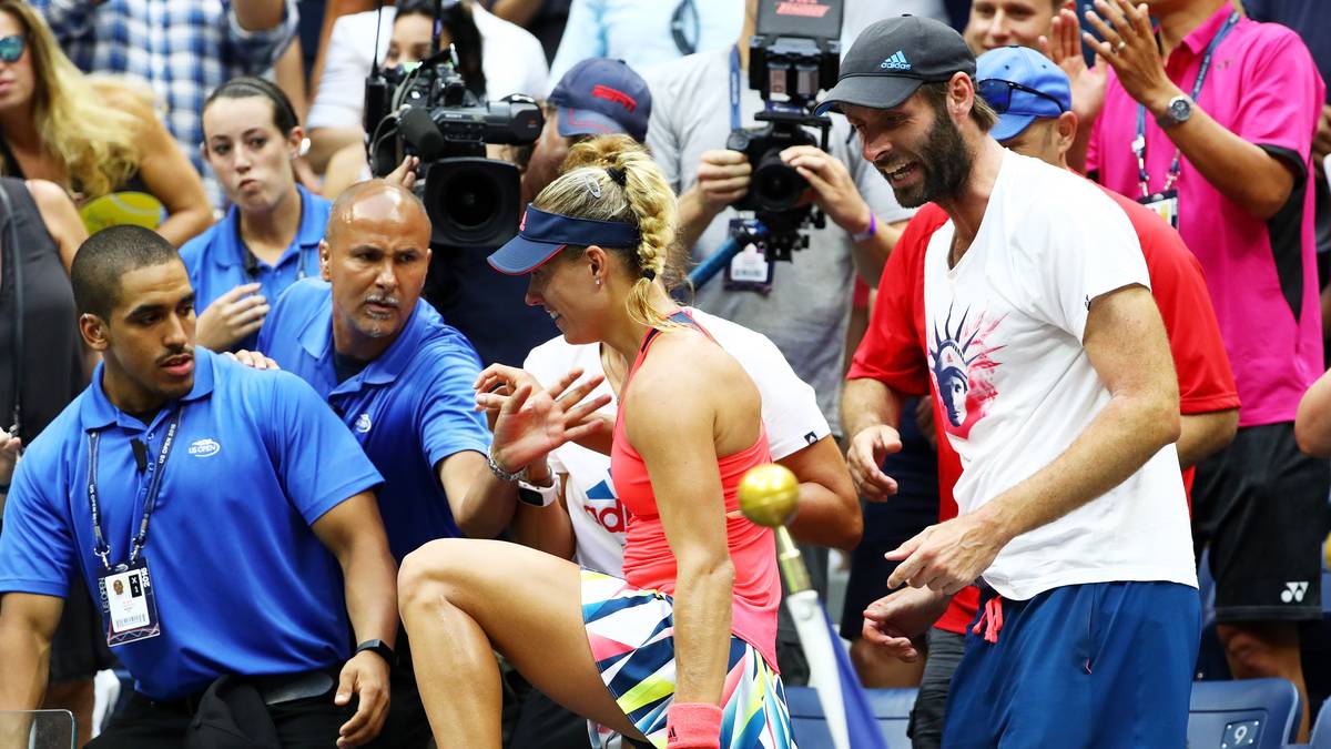 Doch das lassen die Sicherheitskräfte nicht zu. Sie halten Kerber davon ab, um sie vor einem Sturz in die Tiefe zu bewahren. Der ausgelassenen Stimmung Kerbers wird es keinen Abbruch getan haben