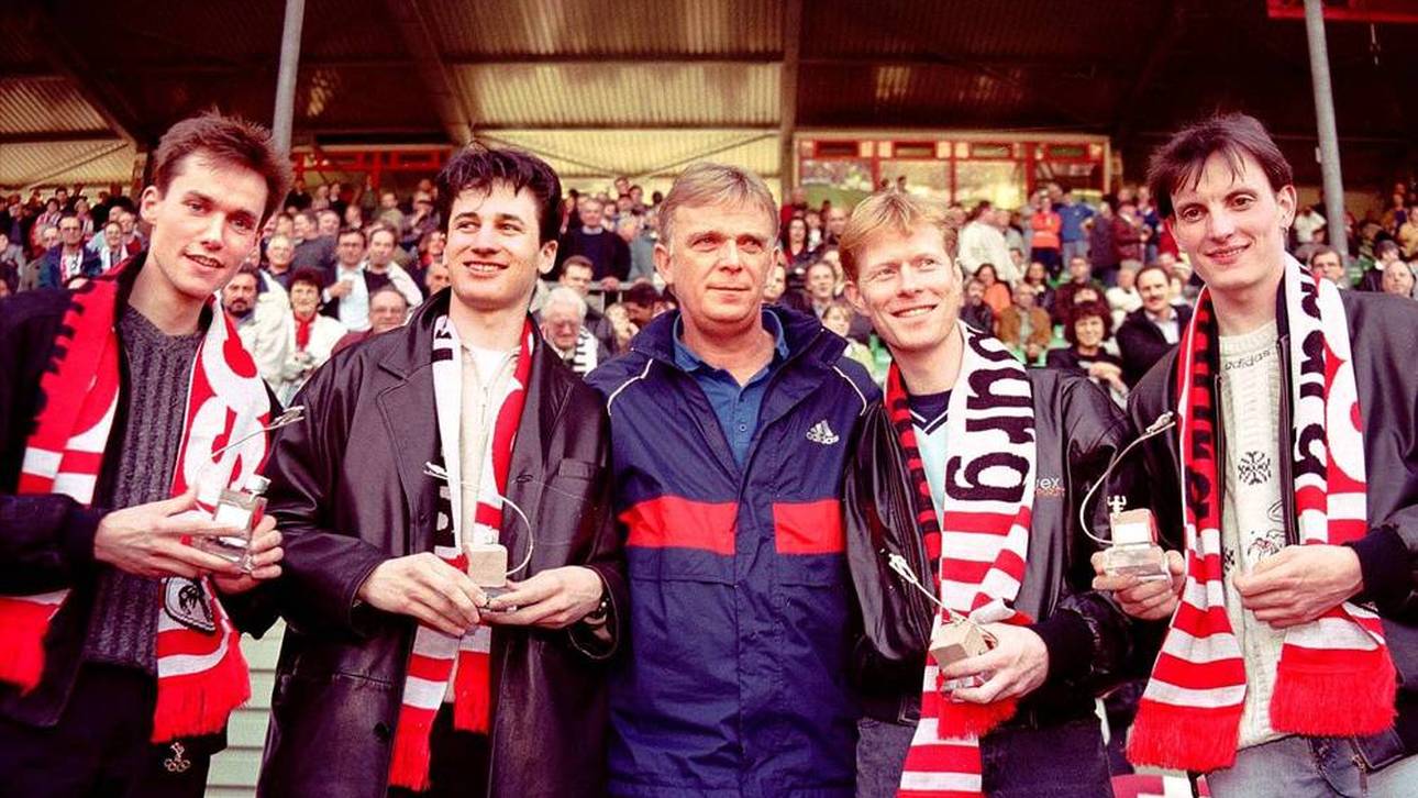 Die früheren Skispringer Sven Hannawald, Martin Schmitt, Dieter Thoma und Christoph Dufner (v.l.) zusammen mit Ex-Trainer Volker Finke (Mitte) vor einem Spiel des SC Freiburg in der Saison 1998/99