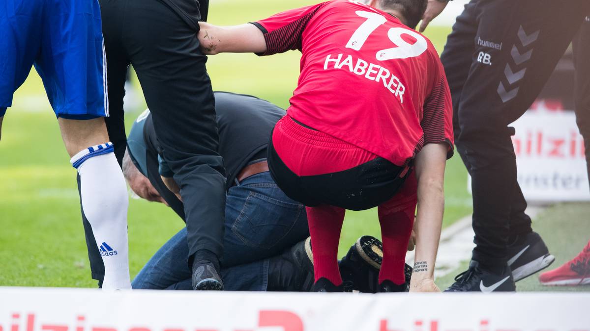 Der unerwartete Zusammenprall mit einem seiner eigenen Spieler hinterlässt Spuren beim Freiburger Chefcoach