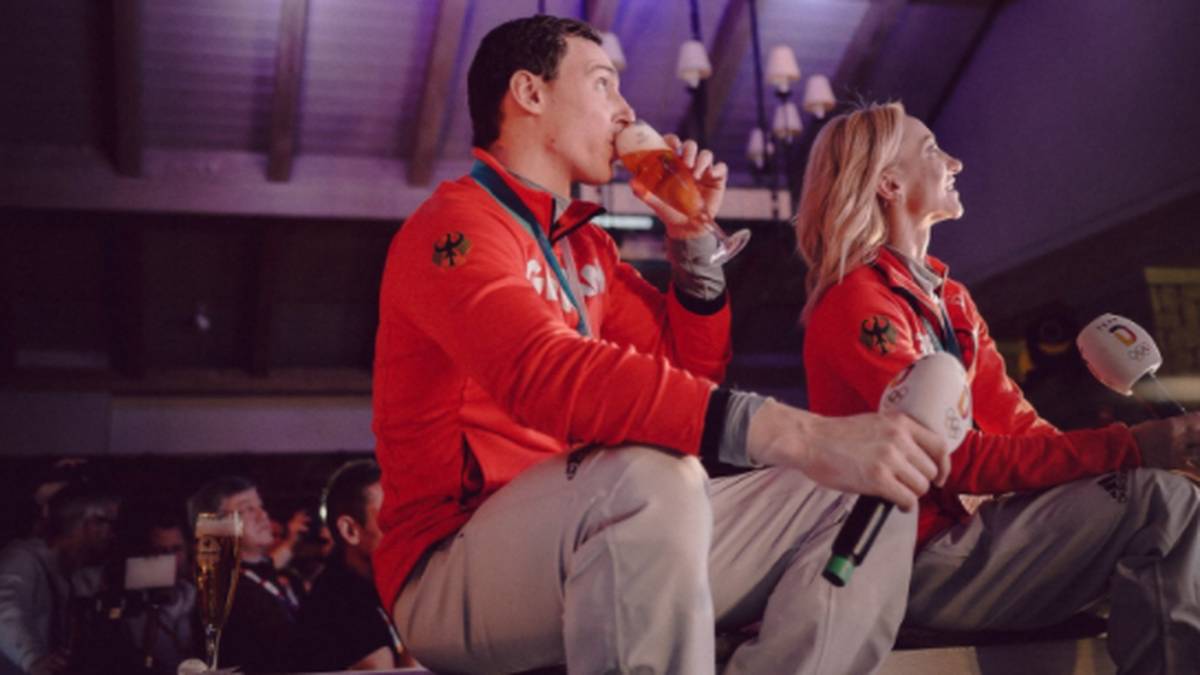 Gemeinsam mit allen Partygästen wird die Gold-Kür noch einmal angeschaut. Die richtigen Getränke dürfen dabei natürlich nicht fehlen.