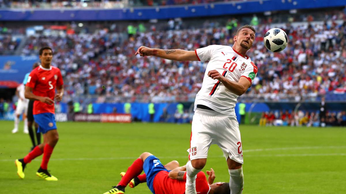 SERGEJ MILINKOVIC-SAVIC (SERBIEN): Apropos Real: Auch im Poker um den Shootingstar von Lazio Rom scheinen die Königlichen die besten Karten zu haben. Dafür müssten sie allerdings richtig blechen: Offenbar wollen die Römer für ihren größten Star sagenhafte 150 Millionen Euro kassieren. Laut Corriere dello Sport ist Real Madrid bereit, diese Ablösesumme für Milinkovic-Savic auf den Tisch zu legen und daher Favorit auf eine Verpflichtung.