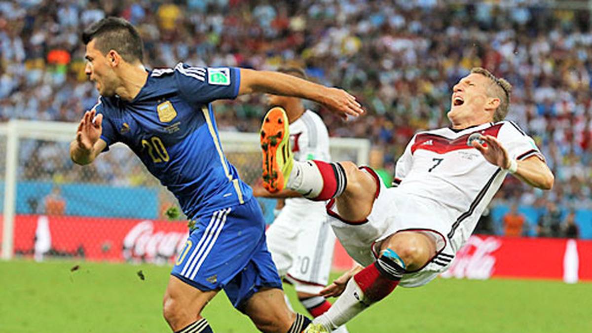 Nicht zuletzt in der Vorbereitung auf und während der WM. Im Trainingslager in Südtirol sieht man ihn kaum ohne Stütztape. In Brasilien sitzt er anfangs nur auf der Bank, weil er noch nicht fit genug ist. Doch er kämpft sich ins Team und führt es zum Titel. Legendär ist sein Auftritt beim Finale, das vielleicht das Spiel seines Lebens ist. Schweinsteiger bekommt von den Argentiniern nur so auf die Socken, sogar einen Schlag ins Gesicht. In dieser Szene nimmt ihn sich Sergio Aguero (l.) vor. Er bleibt hartnäckig, wird Weltmeister. Doch die Strapazen sollen sich rächen - mal wieder