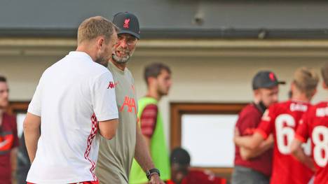 Mainz-Coach Bo Svensson (l.) und Jürgen Klopp im Gespräch. 