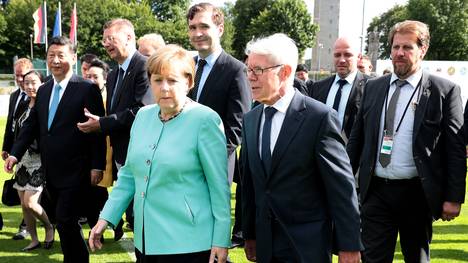 Angela Merkel sieht die Entwicklungen auf dem Transfermarkt äußerst kritisch