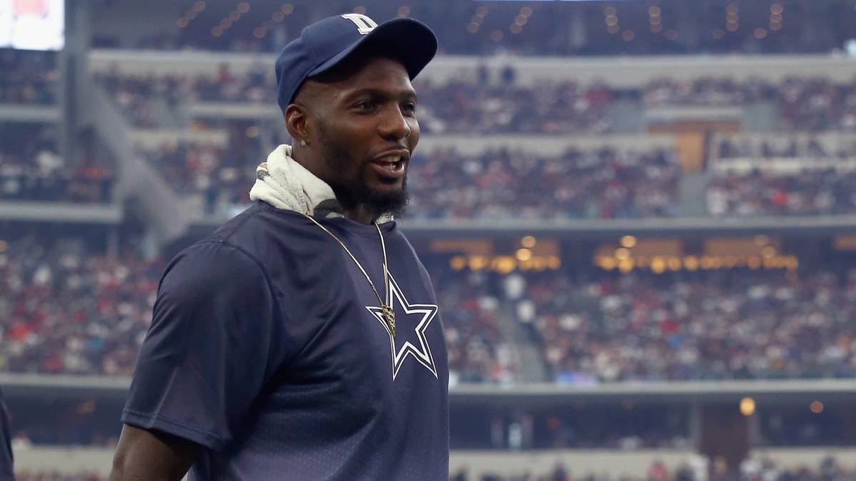 Dez Bryant fehlt mit gebrochenem Fuß und sieht zufrieden eine ordentliche erste Hälfte seiner Cowboys. Zur Pause steht es 28:17 für Dallas