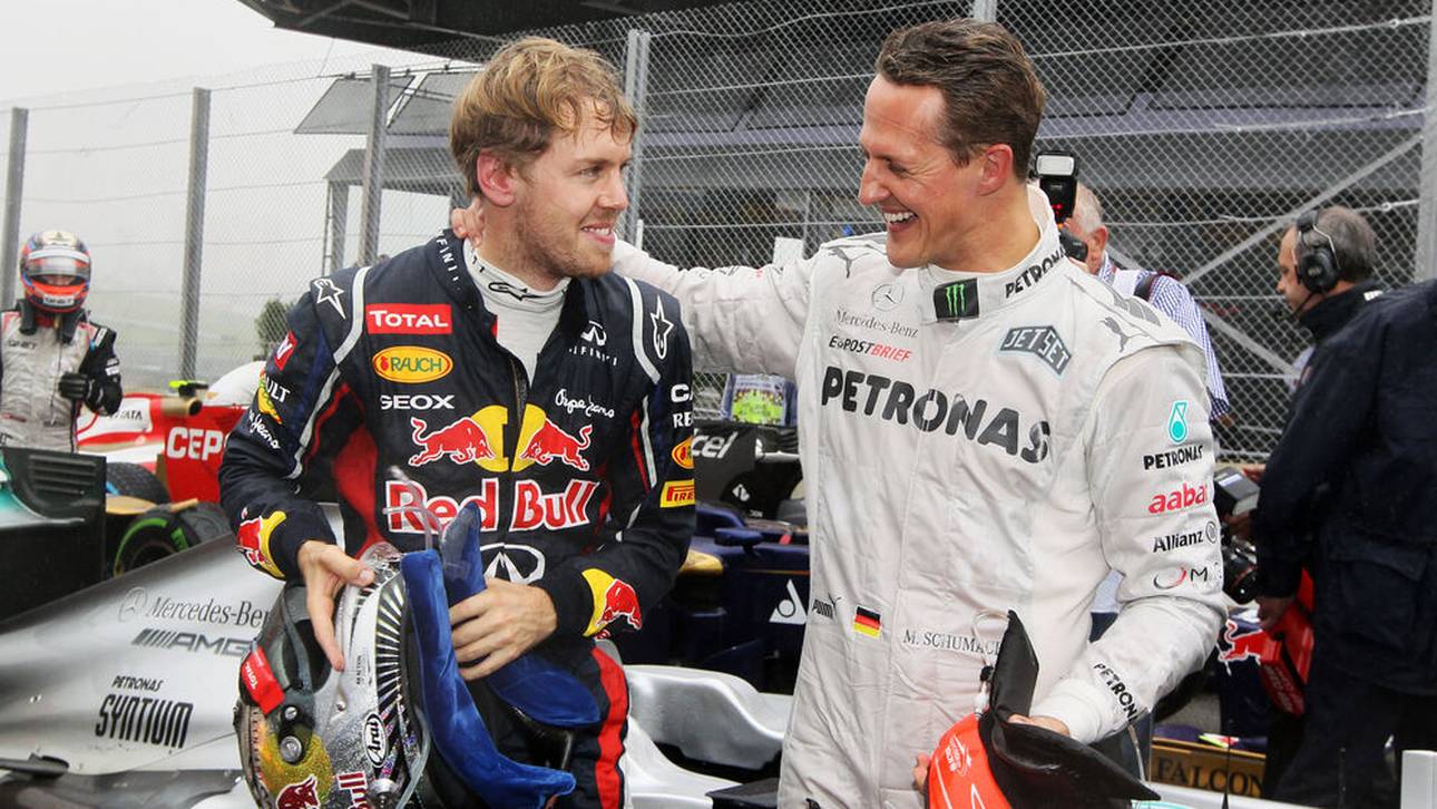 Michael Schumacher (r.) tauscht sich nach seinem letzten Rennen mit Landsmann Sebastian Vettel aus