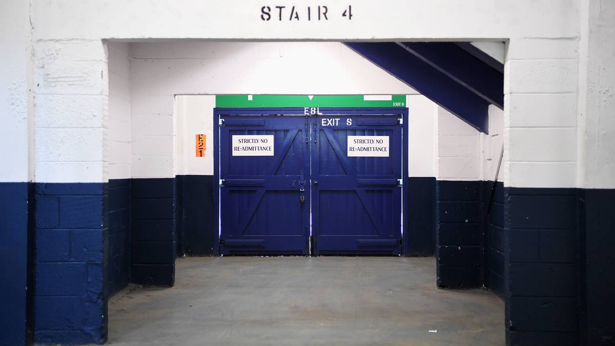 Die Fans von Tottenham Hotspur nannten das Stadion nur "The Lane". Eröffnet wurde das Stadion 1899 mit dem Spiel Tottenham Hotspur gegen Notts County. 5.000 Zuschauer verfolgten den 4:1-Erfolg Tottenhams. Der Besucherrekord von 75.038 Zuschauern wurde 1938 im FA-Cup aufgestellt