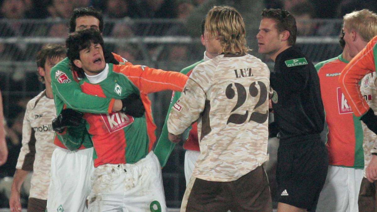 Bremen erwischte es schon einmal übel - gegen den FC St. Pauli, auch damals im Viertelfnale. Die Kiezkicker schalten Werder in der Pokalsaison 2005/2006 in einer Schnee-Schlacht am Millerntor aus