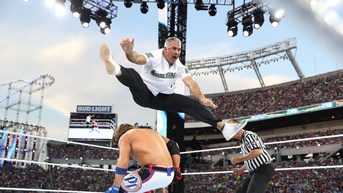 Schon im Eröffnungsmatch der eigentlichen Show nimmt das Spektakel weiter Fahrt auf. Shane McMahon (o.) fliegt mit einer wilden Stunt-Show wie gewohnt durch den Ring...