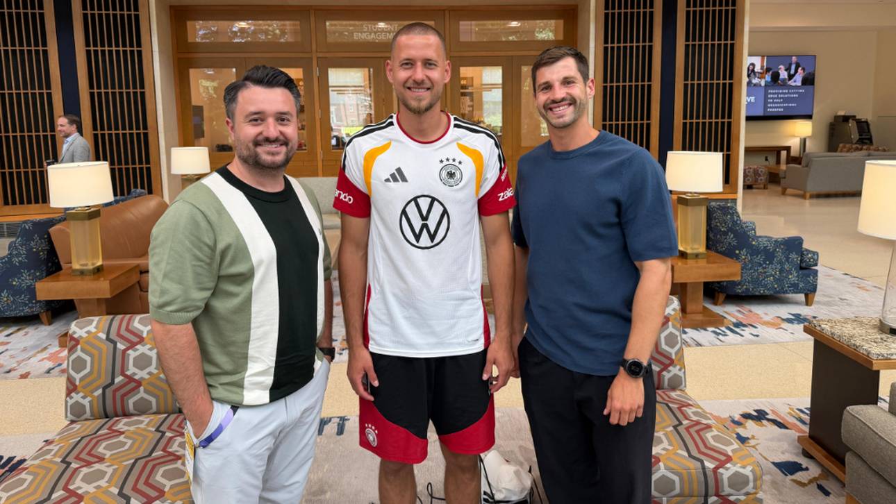 Waldemar Anton (mitte) mit den beiden SPORT1-Reportern Stefan Kumberger (l.) und Manfred Sedlbauer