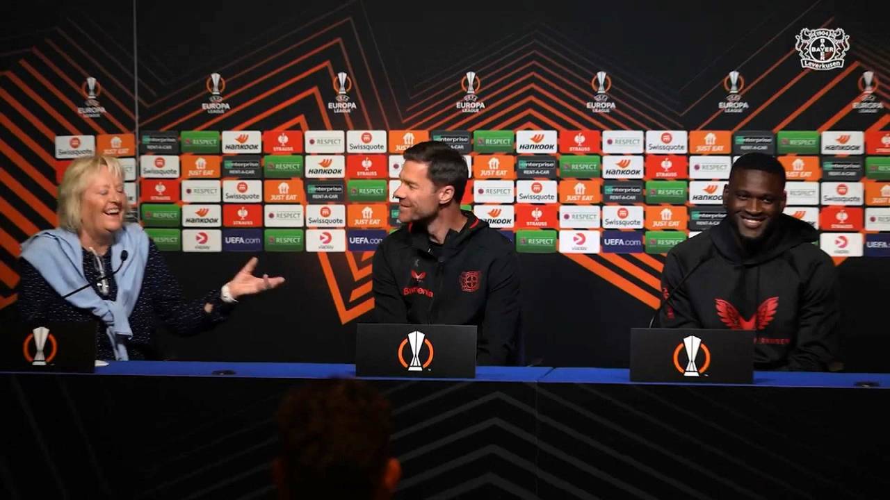 Kuriose Szene! Leverkusens Trainer Alonso bringt Dolmetscherin zum Lachen