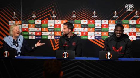 Schmunzelmoment bei der Pressekonferenz von Bayer Leverkusens Trainer Xabi Alonso vor dem Europa-League-Match bei Molde FK: Die Dolmetscherin verwechselte kurzerhand Deutsch mit Norwegisch.