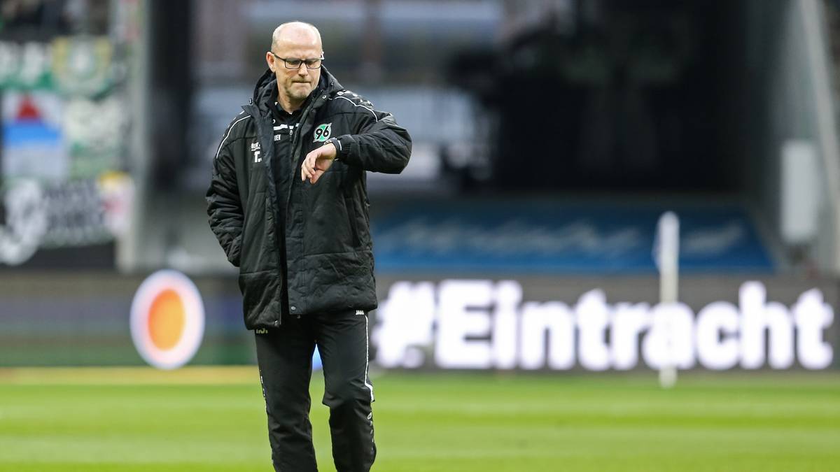 Nach zehn Niederlagen aus elf Spielen ist die Zeit von Thomas Schaaf bei Hannover 96 schon wieder abgelaufen. Sein guter Ruf aus Bremer Zeiten scheint nach der miserablen Bilanz bei den Niedersachsen dahin zu sein. SPORT1 zeigt Schaafs Karriere bei Werder in Bildern