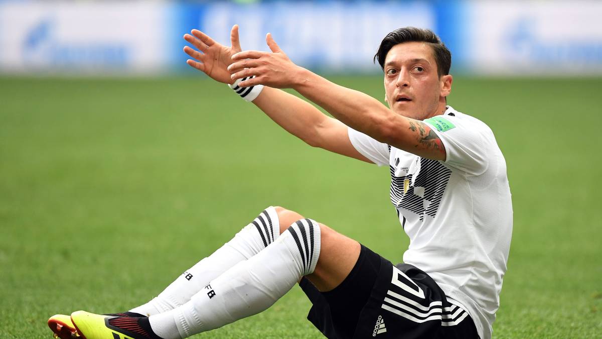 Die Affäre um das Treffen von Mesut Özil und Ilkay Gündogan mit dem türkischen Machthaber Recep Tayyip Erdogan sorgte zusätzlich für unliebsame Nebengeräusche. Bei der WM müssen nun sportliche Erfolge her - sonst ist der Traum von der Titelverteidigung vorzeitig ausgeträumt