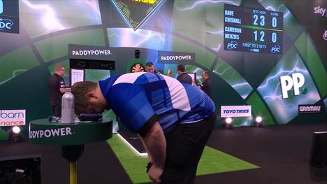 Im Duell zwischen Dave Chisnall und Cameron Menzies setzt sich der Engländer Chisnall gegen Menzies in Runde 2 durch. Menzies kämpft sich zwar zurück, aber lässt zu viele Chancen liegen. 