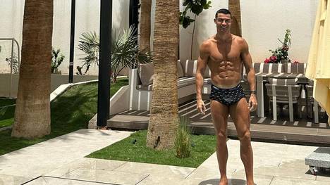 CR7 nimmt sich eine Auszeit vom Alltag bei Al-Nassr und genießt Zeit mit seiner Familie am Pool.