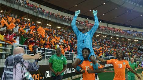 Wilfried Bony trägt Landsmann Boubacar Barry nach dem Sieg beim Afrika Cup 2015
