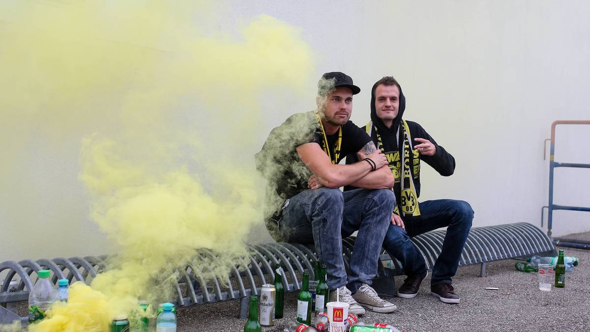 Diese Anhänger testen vor dem Stadion schon mal ihre Pyrotechnik...