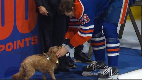 Leon Draisaitl hat im Dezember seinen 1000. Scorerpunkt erzielt und wird deswegen von den Oilers geehrt. Bei seiner Ehrung hat er jedoch nur Augen für seinen Hund Bowie. Im Anschluss an die Ehrung das Spiel gegen die Los Angeles Kings.