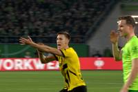 Borussia Dortmund hadert mit einer Hand-Szene in der Verlängerung im DFB-Pokalspiel beim VfL Wolfsburg.