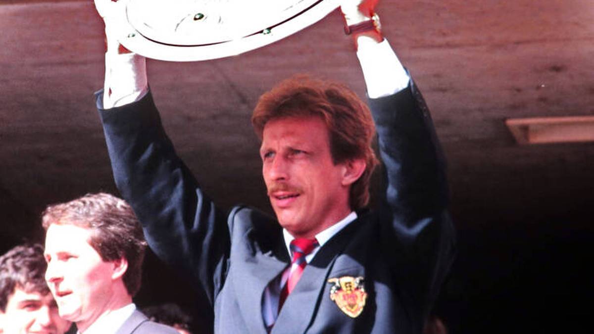 16. Mai 1992: Christoph Daum trägt sich in die Geschichtsbücher des VfB Stuttgart ein. Mit den Schwaben holt er seine erste und einzige deutsche Meisterschaft. 