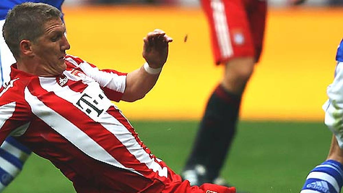 2010 zieht sich der Bayer bei der Niederlage gegen Borussia Dortmund im Oktober einen Kapselbandanriss im Fußwurzelbereich zu, kann aber weiterspielen. Auch eine Sprunggelenksverletzung im April 2011 entpuppt sich letztendlich "nur" als Bänderzerrung, Schweinsteiger ist schnell wieder fit