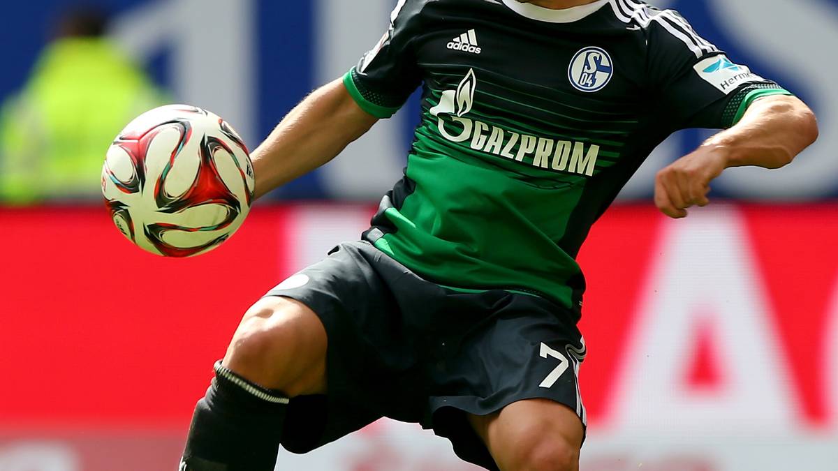 Ungewöhnliche Farben, aber das ist wirklich das neue Schalke-Trikot. Zumindest auswärts könnten die Königsblauen in der nächsten Saison in Schwarz-Grün auf dem Rasen stehen...