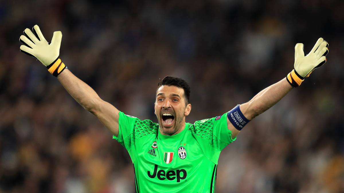 PLATZ 3 - GIANLUIGI BUFFON (Italien): Als Buffon 2001 für 54,1 Millionen Euro von Parma zu Juventus wechselte, mokierte sich die Welt des Calcio noch über diese Rekordablöse für einen Torwart. Doch "Gigi" war für Juve jeden Cent wert. Neun Meistertitel gewann er mit Turin und blieb sogar nach dem Zwangsabstieg bei der Alten Dame. Kehrte im Sommer 2019 nach einem Jahr in Paris noch einmal zurück
