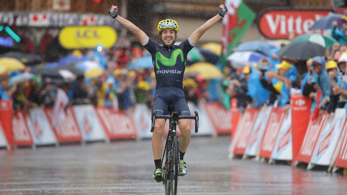 Volles Risiko geht der Spanier Izagirre und holt nach einer Attacke in der regennassen Abfahrt vom Col de Joux Plane den Etappensieg  