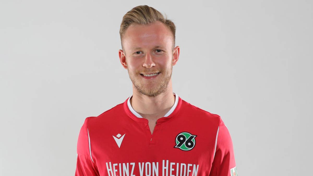 CEDRIC TEUCHERT: Der U21-Nationalspieler kam bei den Schalke-Profis im vergangenen Jahr in nur neun Partien zum Einsatz. Bei Hannover 96, das auch eine Kaufoption besitzt, liegen Teucherts Spielanteile höher. Nachdem er zu Beginn von einer Muskelverletzung gebremst wurde, kommt er seit Mitte August regelmäßig zum Einsatz. Der 22-Jährige hat immerhin schon ein Tor vorbereitet
