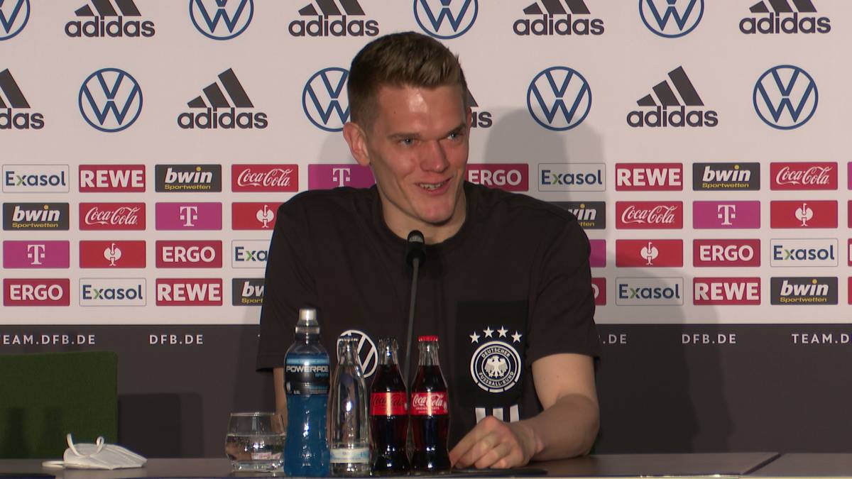 Auf der Pressekonferenz der deutschen Nationalmannschaft sorgt Matthias Ginter für einen Lacher. Der Verteidiger äußert sich zur Nachnominierung von Julian Brandt und stichelt süffisant gegen seinen Mitspieler.