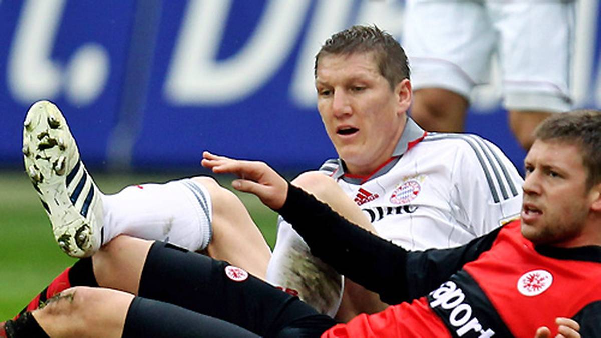 Gegen Eintracht Frankfurt erleidet er am 31. Spieltag der Spielzeit 2010/2011 einen Bruch der rechten Zehe. Um mit den Bayern noch das Minimalziel Champions-League-Qualifikation zu schaffen, spielt er unter Schmerzen bis zum Saisonende weiter