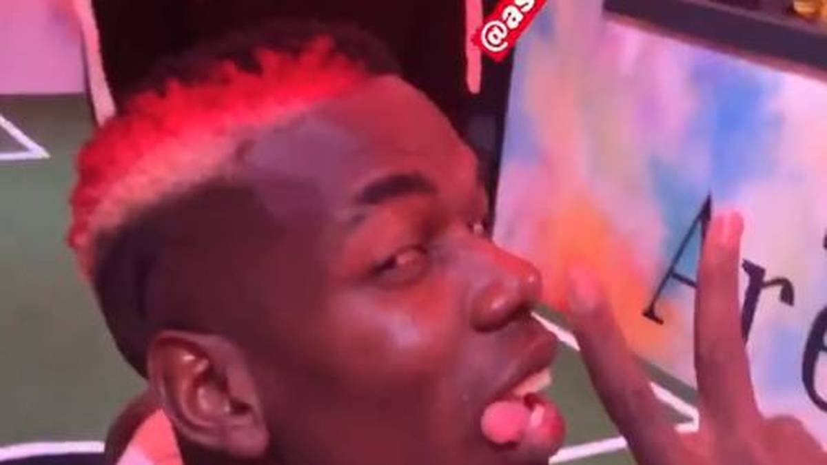 Lange hat es Paul Pogba von Manchester United ohne Farbenspiele in seiner Frisur ausgehalten, nun hat sich der Franzose wieder kreativ an seine Haarpracht gewagt und sie seitlich in den Farben Rot und Weiß eingefärbt