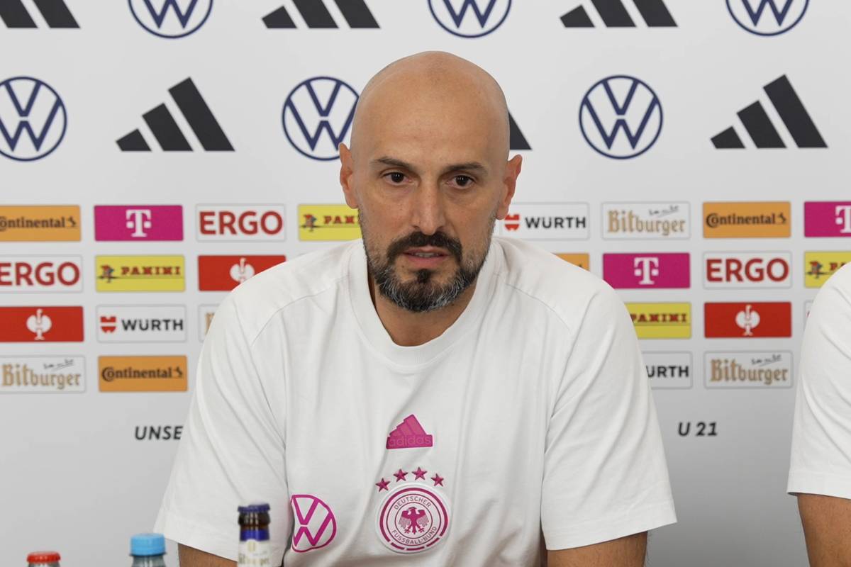 U21-Nationaltrainer Antonio Di Salvo zeigt sich überrascht von Nick Woltemades Wechsel zu Newcastle United.
