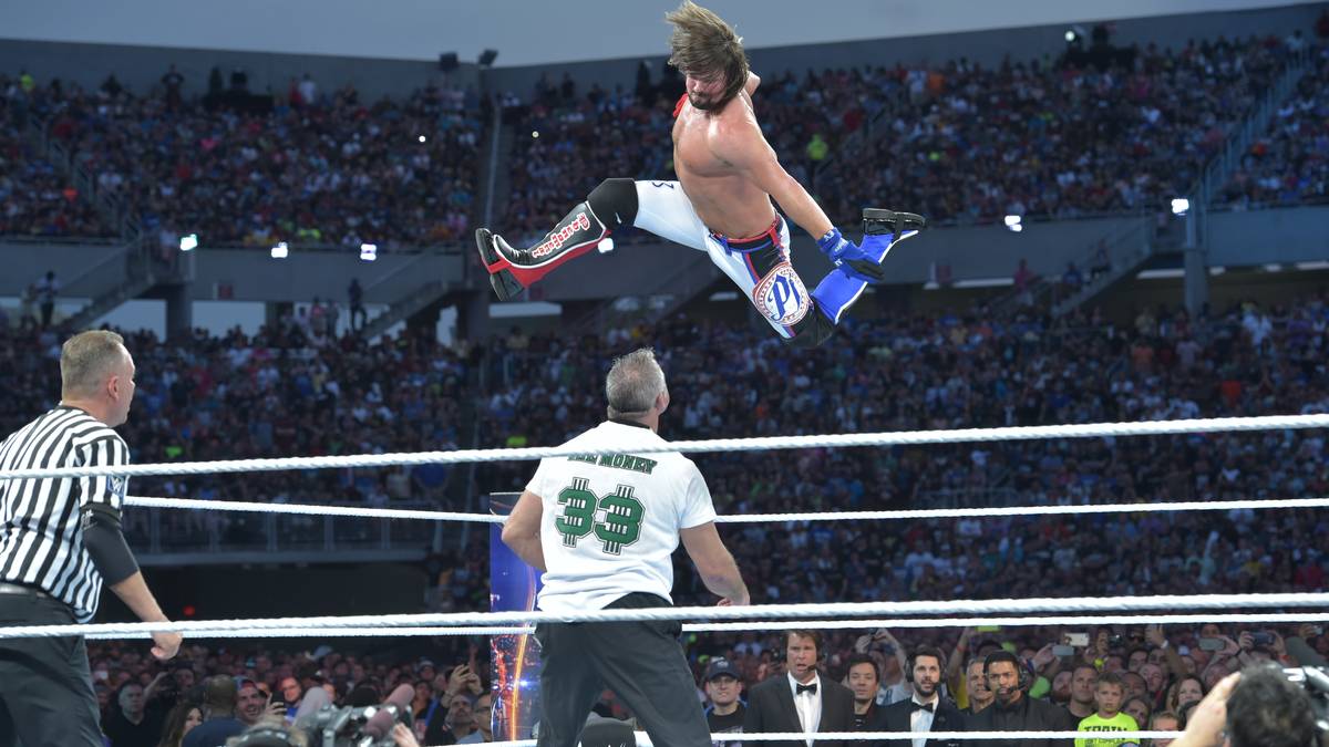 Gegner AJ Styles schnappt zu und schickt Shane nicht weniger spektakulär auf die Bretter