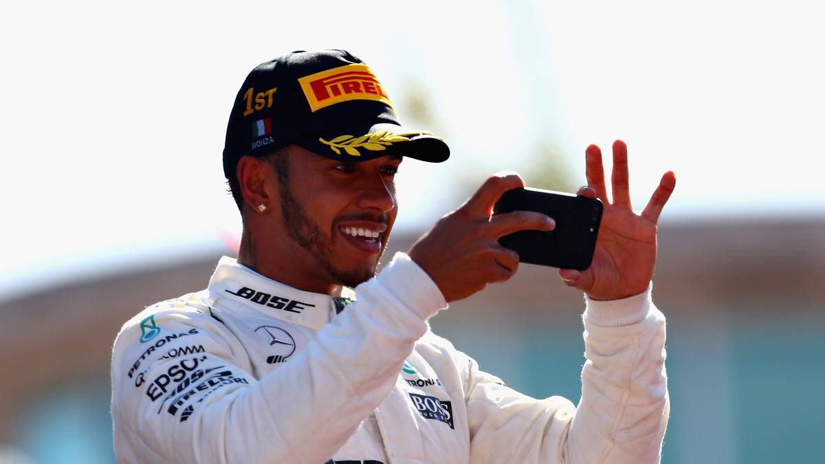 Auch Hamilton schickt Bilder der beeindruckenden Szenerie in die Welt. Oder macht der Brite doch nur ein Selfie?
